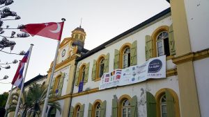 Banderolle et drapeaux mairie